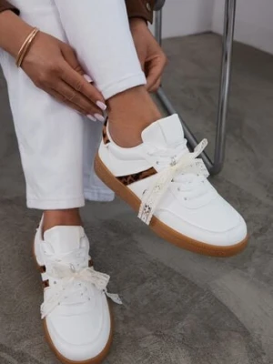 Białe Sneakersy Typu Kultowe Tenisówki z Ozdobną Odpinaną Kokardą Korilinda
