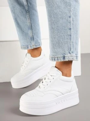 Białe Sneakersy Vices na Grubej Podeszwie Ozdobione Metaliczną Wstawką Nelarwyn