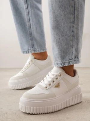 Białe Sneakersy VICES na Grubej Podeszwie z Tłoczeniami Zdobione Aplikacją Cezara