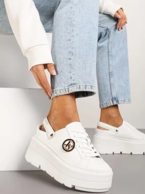 Białe Sneakersy Vices na Grubej Tłoczonej Podeszwie z Paskiem na Pięcie i Metaliczną Ozdobą Zenfedi