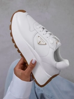 Białe Sneakersy Vices na Platformie Ozdobione Metaliczną Aplikacją Nelviera