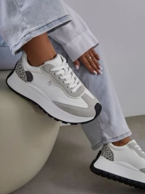 Białe Sneakersy Vices na Platformie Ozdobione Naszywką i Panterką Selothiel