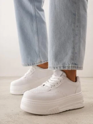 Białe Sneakersy VICES na Platformie z Ozdobną Perforacją na Nosku Riovera