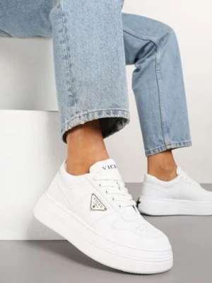 Białe Sneakersy Vices na Platformie z Perforacją i Geometryczną Aplikacją Vilvesia