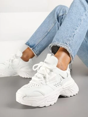 Białe Sneakersy w Streetwearowym Stylu na Tłoczonej Podeszwie Nelasea