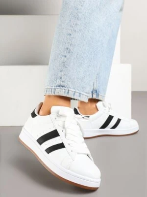Białe Sneakersy w Stylu Kultowych Tenisówek z Ozdobnymi Paskami Marazea