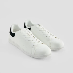 Białe sneakersy z czarną wstawką House