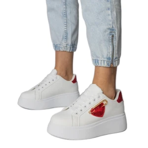 Białe sneakersy z czerwonym serduszkiem Inna marka