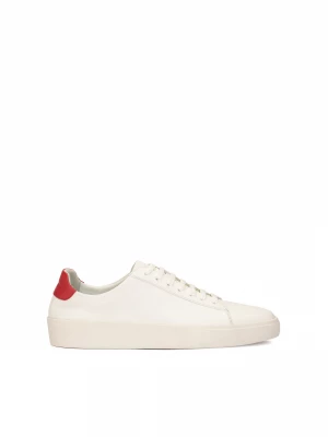 Białe sneakersy z czerwonym zapiętkiem Kazar