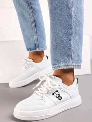 Białe Sneakersy z Ekoskóry na Grubej Podeszwie z Naszywką i Sznurowaniem Irveta