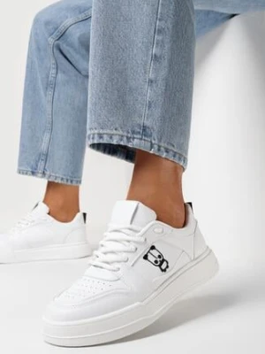 Białe Sneakersy z Ozdobnym Nadrukiem i Delikatną Perforacją Bleordia