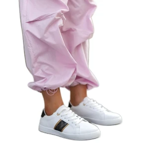 Białe sneakersy z ozdobnym paskiem Grada Inna marka