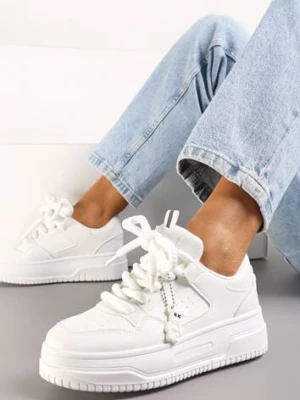 Białe Sneakersy z Perforacją i Odczepianą Gumową Ozdobą Misia Ildeos