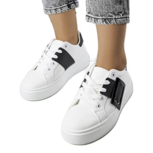 Białe sneakersy zdobione czarną klamerką Toni Inna marka