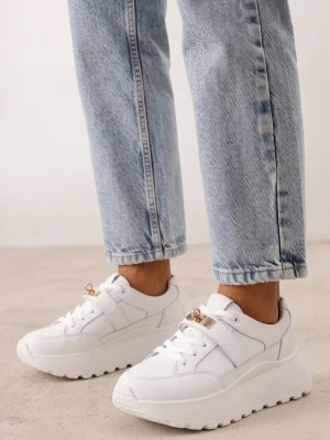 Białe Sneakersy ze Skóry Naturalnej na Platformie Zdobione Metalowym Zapięciem Jeannine Goodin