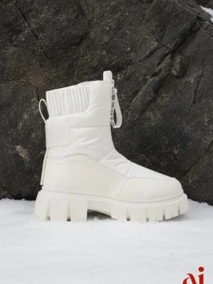 Białe Śniegowce z Pikowaną Cholewką i Suwakiem Desmoria