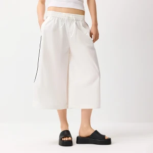 Białe spodnie baggy o fasonie cropped House