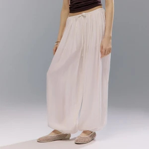 Białe spodnie balloon fit z wiskozy House