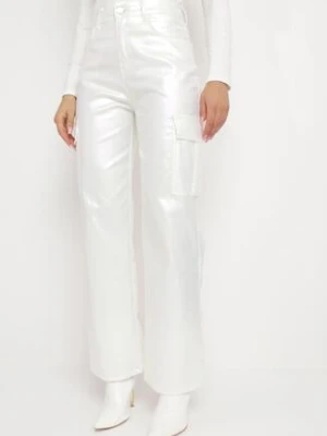 Białe Spodnie Bojówki z Metalicznym Połyskiem i Bocznymi Kieszeniami Ommess daysie