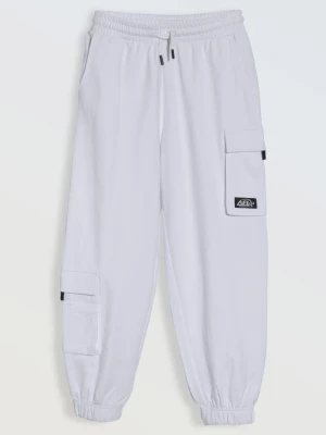 Białe spodnie dresowe oversize z przestrzennymi kieszeniami Reporter