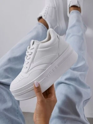 Białe Sznurowane Sneakersy Vices na Platformie z Metalicznymi Paskami Neliawen