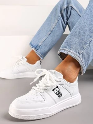 Białe Sznurowane Sneakersy z Ekoskóry z Ozdobną Naszywką i Perforacją Vetria