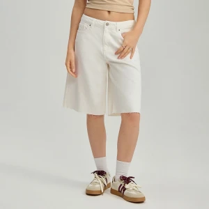Białe szorty bermudy za kolano z surowym brzegiem House