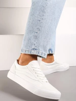 Białe Tenisówki z Ozdobną Naszywką i Przeszyciami Buildoria