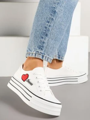 Białe Trampki na Platformie z Ozdobnym Napisem i Aplikacją Efena