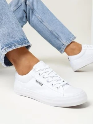 Białe Trampki przed Kostkę Tinda