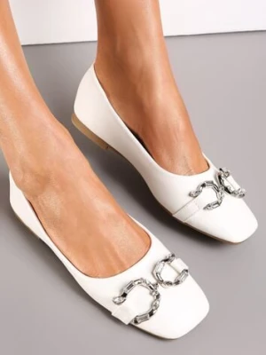 Białe Wsuwane Balerinki z Metalową Ozdobą i Kwadratowym Noskiem Vanle