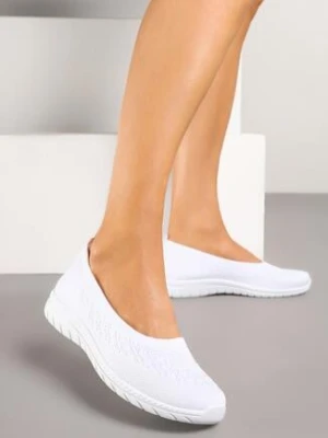 Białe Wsuwane Tenisówki z Delikatną Perforacją Firsedi