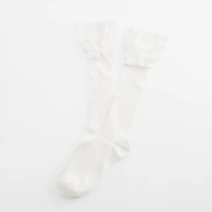 Białe zakolanówki z wykończeniem z koronki House