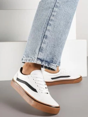 Biało-Beżowe Tenisówki z Ozdobną Naszywką i Przeszyciami Buildoria