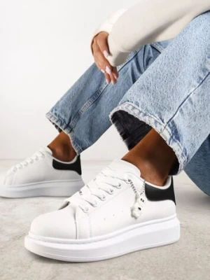 Biało-Czarne Casualowe Sneakersy z Zawieszką Misiem Ulevidia