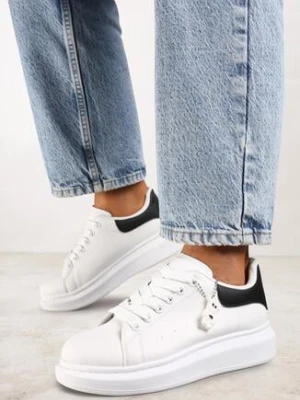 Biało-Czarne Klasyczne Sneakersy z Ozdobną Zawieszką Tenevia