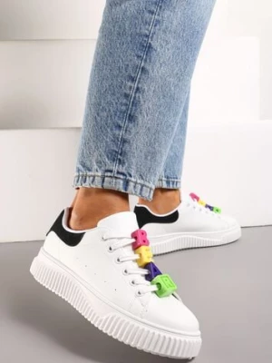 Biało-Czarne Sneakersy na Niskiej Platformie z Kolorowymi Aplikacjami na Sznurówkach Lasteria