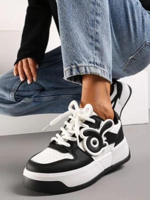 Biało-Czarne Sneakersy na Niskiej Platformie z Wypukłą Ozdobą Irasa