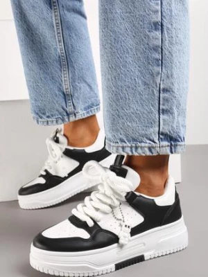 Biało-Czarne Sneakersy z Ozdobną Zawieszką w Kształcie Misia i Szerokimi Sznurówkami Raldika