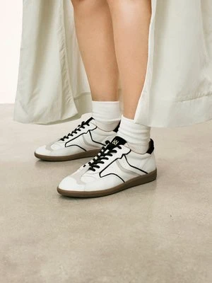 Biało-czarne sneakersy ze skóry z wzorem zamszowych wstawek Kazar