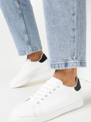 Biało-Czarne Wiązane Sneakersy na Płaskiej Podeszwie z Okrągłym Noskiem Adephine