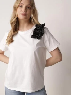 Biało-Czarny Klasyczny T-shirt z Bawełny Zdobiony Aplikacją 3D w Kształcie Kwiatów Noebel ambitionfly