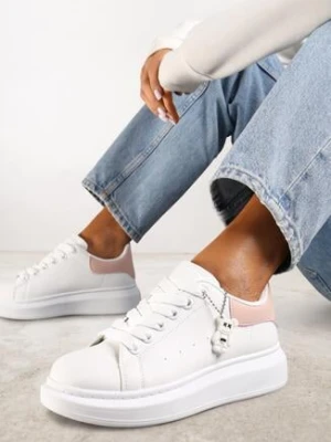 Biało-Różowe Klasyczne Sneakersy z Ozdobną Zawieszką Tenevia