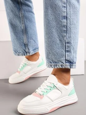 Biało-Różowe Sneakersy Ozdobione Kolorowymi Naszywkami Utaria