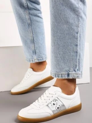 Zdjęcie produktu Biało-Srebrne Płaskie Sneakersy Sznurowane z Ozdobnymi Nitmi Blosenti
