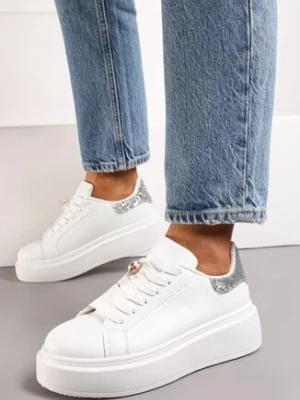 Biało-Srebrne Sneakersy na Grubej Podeszwie z Brokatem i Ozdobną Zawieszką Tyrine