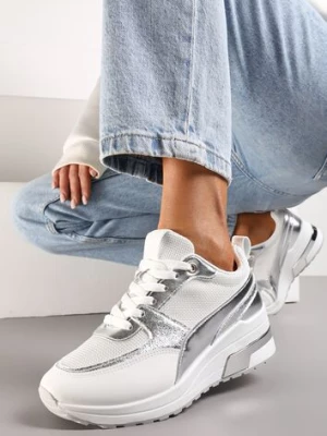 Biało-Srebrne Sneakersy na Niewysokim Koturnie z Metalicznymi Naszywkami Swerdia