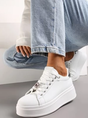 Biało-Srebrne Sneakersy na Platformie z Metalowymi Zawieszkami i Cyrkoniami Nioko
