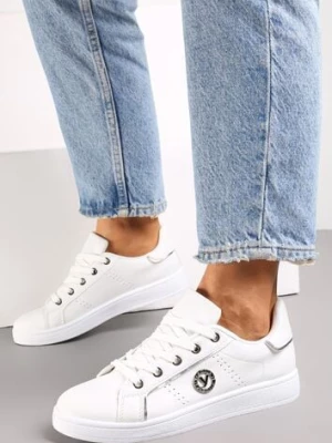 Biało-Srebrne Sneakersy z Imitacji Skóry z Naszywką i Ozdobnymi Przeszyciami Variantia