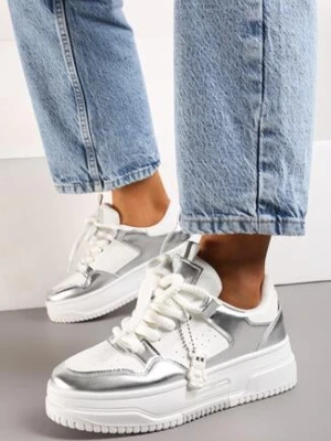 Biało-Srebrne Sneakersy z Ozdobną Zawieszką w Kształcie Misia i Szerokimi Sznurówkami Raldika